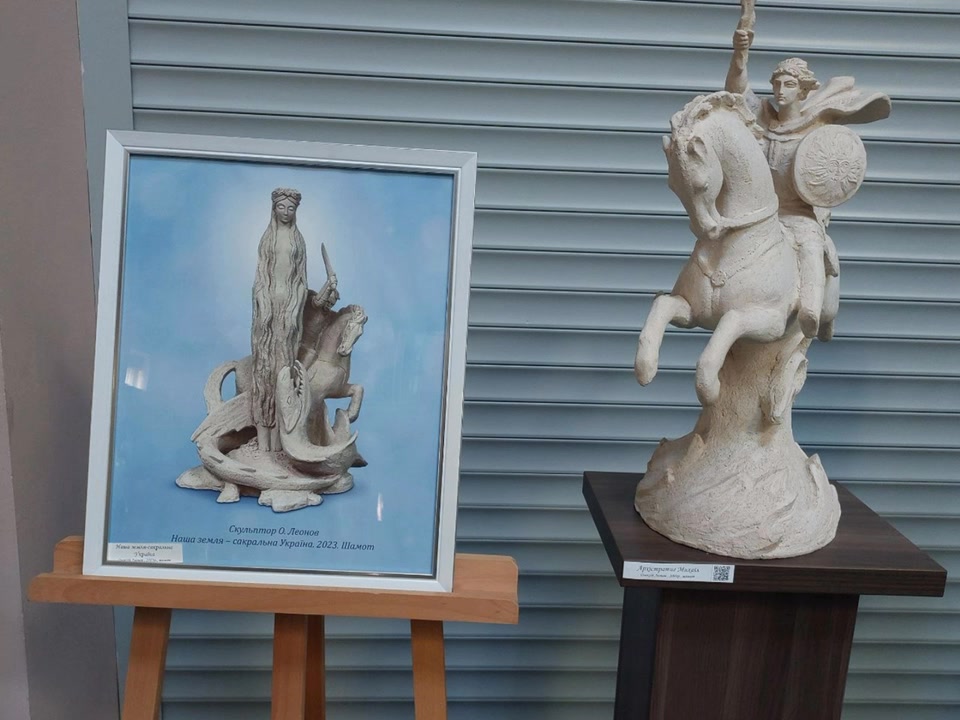 30 жовтня 2025 року зі здобувачами освіти групи ФКС -24 (2 курс) був проведений виїзний семінар з ОК «Психологія спорту» – «Сила людини і культура спортсмена» у вигляді екскурсії на виставку всесвітньо відомого українського скульптора сучасності Олексія Леонова, яка відбувається в Національному центрі аерокосмічної освіти молоді ім. О.М. Макарова. Студенти активно обговорювали своє бачення образів, проводили паралелі з життям та розвитком спортсмена. Скульптури Олексія Леонова вражають своєю виразністю та символізмом. Кожна робота – це ціла історія, сповнена болю, надії або роздумів про сьогодення. Після проведеного семінару всі мали змогу також ознайомитися з експонатами, присвяченими розвитку космічної галузі🚀. В усіх залишилися дуже сильні та позитивні враження від поїздки. | ДФКС