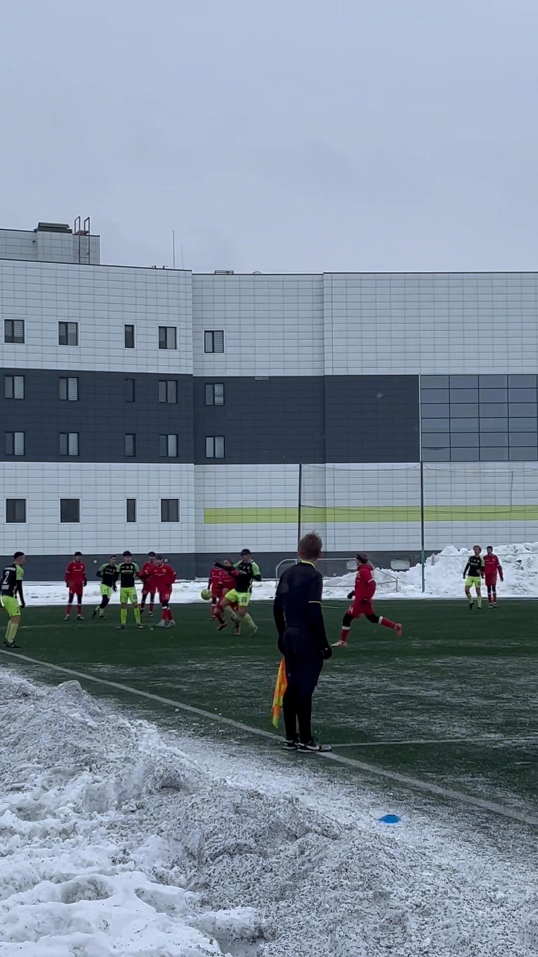 Безперервна праця тренерів і спортсменів ДФКС, запорука високих спортивних досягнень!!
🏸🏀🏐⚽️🏓🥊🥋🏋️‍♀️🤼🤸🏊🚣 Сьогодні 24.01.2026 року стартував Зимовий кубок «НЛМ» ⚽️
Першими на поле вийшли УФК-Кривбас U16 💪 🔴⚪️У напруженому матчі команда здобула перемогу над ФК «Олександрія» з рахунком 1:0,
заробивши перші 3 очки у турнірі! 🏆 👏 Вітаємо команду з вдалим стартом та
📣 бажаємо успішного сезону 2026, всім командам коледжу! | ДФКС