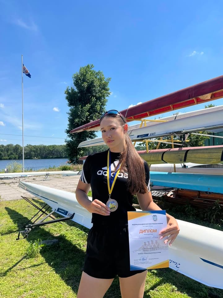 З 18 по 21 червня 2026 року в Києві відбувся Чемпіонат України з академічного веслування серед молоді до 23 років, який являвся відбірковим до Чемпіонату світу серед молоді  до 23 років.  
  
Спортсмени відділення  веслування академічного здобули призові місця:  
🥉 Діана ХОРОСОЖЕНКО посіла — 3 місце в складі  збірного екіпажу 4х  
  
🥇 Павло КЛИМЕНКО став чемпіоном чемпіонату України в складі збірного екіпажу 8+ та виконав норматив Майстра спорту України!!!  
  
Вітаємо спортсменів та їх тренерів! Бажаємо нових перемог! 💙💛