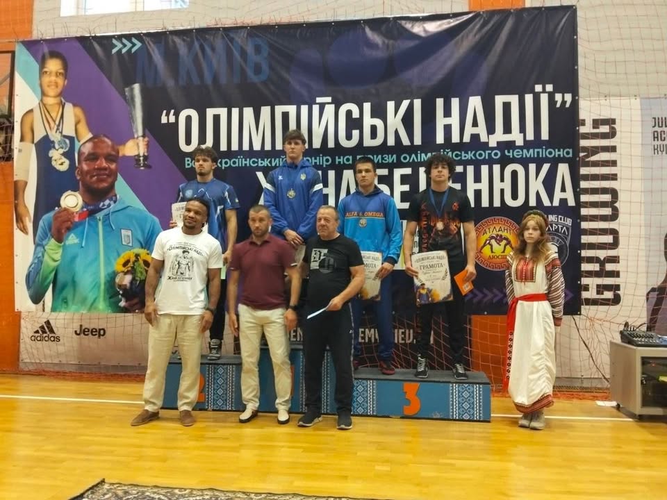 З 19 по 21 червня у Києві відбувся Всеукраїнський турнір «Олімпійські надії» (відбірковий до ЧС U-17) з греко-римської боротьби.  
  
Наші спортсмени вибороли бронзові медалі:  
🥉 51 кг — Артем ТРОПОВ   
🥉 80 кг — Лев ТЕСЛЯ   
🥉 92 кг —  Михайло РУДЕНКО   
  
Вітаємо спортсменів та їх тренера з чудовим результатом! 👏  
  
Особливо приємно, що ці досягнення здобуті в Олімпійський тиждень, під час якого учні ДФКС мали зустріч з олімпійським чемпіоном Жаном БЕЛЕНЮКОМ. Бажаємо нових перемог! 💙💛
